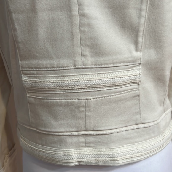 Absolutely gorgeous short fitted jacket. - Picture 7 of 8